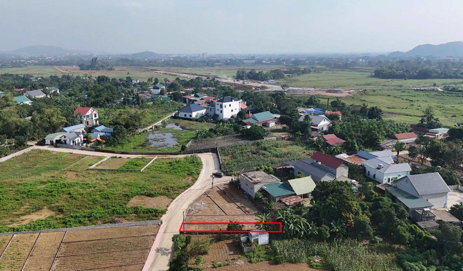 Hình ảnh Bán Lô Đất 128.2m Tại Nhuận Trạch Lương Sơn Bám Đường Bê Tông Ô Tô Vào Tận Đất Dân Cư Đông Đúc  Gần Nhiều KCN Đầy Đủ Tiện Ích Xung Quanh Giá Đầu Tư