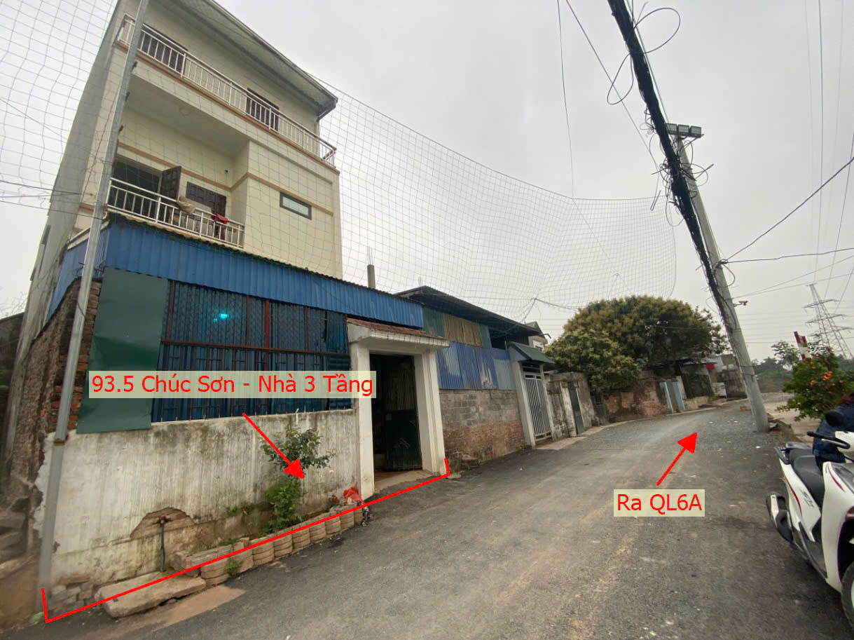 Hình ảnh Bán Nhà 3 Tầng 93.5m Tại Thị Trấn Chúc Sơn Mặt Trục Kinh Doanh Đối Diện Sân Bóng Gần QL6A