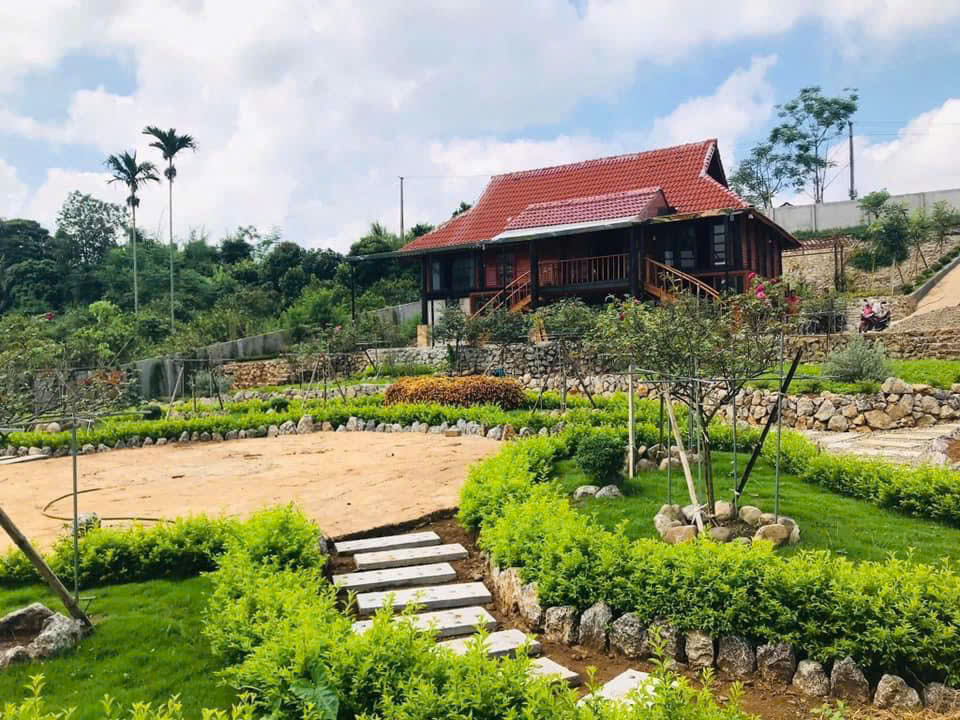 Hình ảnh Bán Lô Đất 1867.7m Tại Đông Phong Cao Phong Bám Đường Bê Tông Ô Tô Vào Tận Đất Dân Cư Đông Đúc  Sẵn Khuôn Viên Nghỉ Dưỡng Chỉ Việc Về Ở Giá Đầu Tư