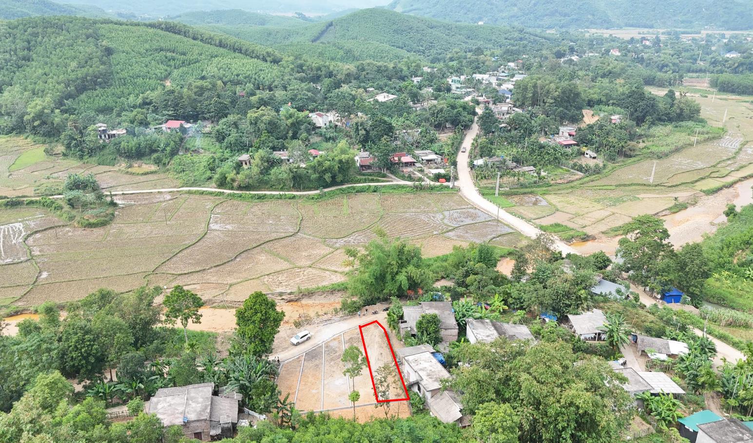 Hình ảnh Bán Lô Đất 34.9m Tại Cuối Hạ Kim Bôi Bám Đường Bê Tông Ô Tô Vào Tận Đất Dân Cư Đông Đúc Thân Thiện  View Cánh Đồng Thoáng Mát Xung Quanh Đầy Đủ Tiện Nghi Giá Đầu Tư