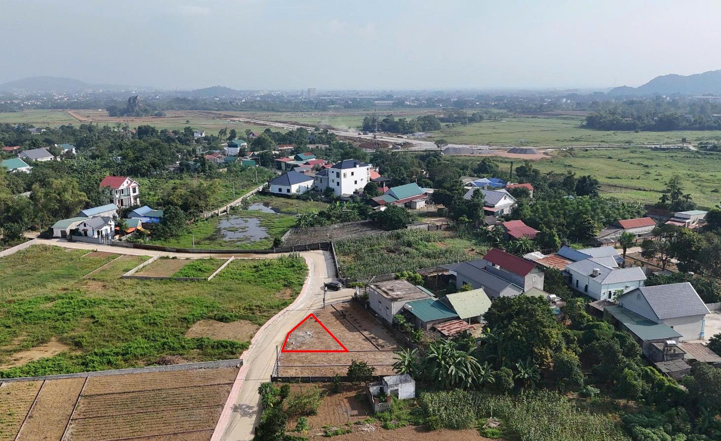 Hình ảnh Bán Lô Đất 100.6m Tại Nhuận Trạch Lương Sơn Bám Đường Bê Tông Ô Tô Vào Tận Đất Dân Cư Đông Đúc  Gần Nhiều KCN Đầy Đủ Tiện Ích Xung Quanh Giá Đầu Tư